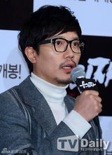 组图：孔侑黑西服帅气出席《嫌疑人》试映会