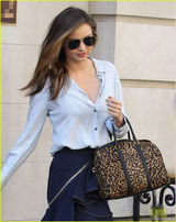 组图：米兰达上街似走时装秀 秀发飘逸蓝裙美艳