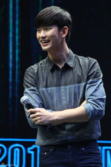 高清图：金秀贤上海萌翻粉丝 调皮索偶像签名