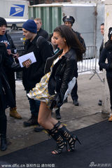 组图：女星嘉丝蒂时装周春光乍现 大风掀裙抢镜