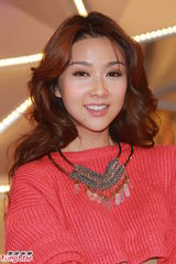 组图：薛凯琪小秀蛮腰 人体作画引人侧目