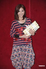 组图：英皇众星出席毕业礼 阿sa陈伟霆情侣档现身 