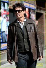 组图：德普胡茬性感 皮衣配条纹裤尽显型男本色