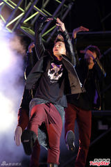 组图：严爵飚高音 与潘玮柏卢广仲接力开唱