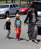 组图：潮妈格温-斯蒂芬妮携儿子出游