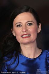 幻灯图集：电影《一家人》首映 导演佩妮莱蓝裙亮眼