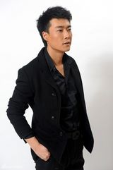 组图：乔大韦写真演绎知性职场男人