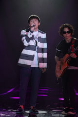 组图：周笔畅睡衣扮猫女 邓紫棋自弹自唱