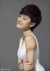 组图：隋俊波写真温柔妩媚享受阳光