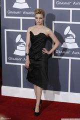 高清图：格莱美红毯 戴安娜-艾格伦黑裙烟熏妆