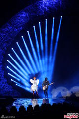 组图：孙燕姿橙发亮眼披黄金甲 许美静助阵