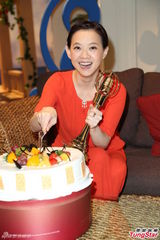 组图：曾宝仪亲吻迟来金钟奖 避谈父亲辞会长