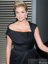 组图：抖奶超模亮相新片首映 傲人G奶挤至下巴