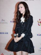 组图：张静初出任韩国文化大使 短裙亮相大秀美腿