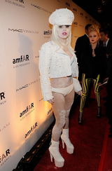 幻灯图集：Lady Gaga珍珠面妆现身艾滋病慈善红毯