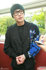 组图：黄宗泽承认已带女友见家长 黄妈很满意