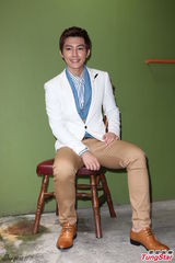 组图：炎亚纶亮相粉丝见面会 衣着帅气抢镜