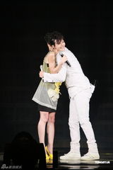 组图：王力宏开唱战袍驾坦克 与伴舞玩暧昧