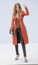 组图：罗茜-汉丁顿-惠特莉亮相伦敦 出席时装秀