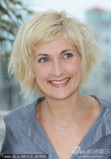 金摄影机奖评审团记者会 主席盖尔-加西亚帅气亮相