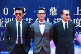 组图：赵本山成龙等助阵华鼎奖盛典红毯