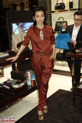 组图：李冰冰率性亮相品牌开幕会服饰抢镜