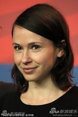 《孤儿》发布会全女子兵阵容 导演马里-库特泽微笑