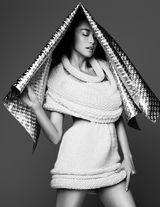 组图：姚晨金纱遮面登《VISION》华丽神秘