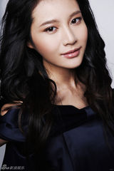 组图：演员宋汶霏花样写真 演绎花语芬芳自然魅力