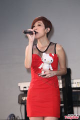 组图：陈珊妮见Kitty忘情卖萌