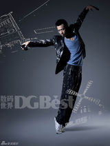 组图：王学兵变身数码玩家 释放精英气质