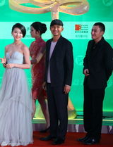 组图：钟汉良携《天龙八部》剧组亮相 大秀武功