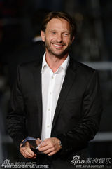 组图：《吸血鬼3D》戛纳首映 艾莎蛇皮纹裙狂野