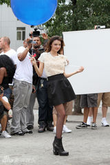 幻灯图集：米兰达-可儿拍广告 手牵蓝气球招摇过市