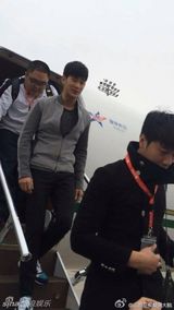 组图：金秀贤录《最强大脑》 乘私人飞机到达