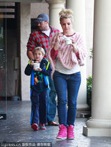 组图：布兰妮不舍小甜甜称号 粉罩衫扮嫩吃甜品