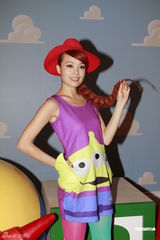 组图：容祖儿拍摄服饰广告 代言身价达百万