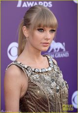 组图：泰勒妩媚亮相乡村奖 魅惑眼妆性感秀裸背