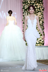 组图：陈思璇穿婚纱沾喜气 期待海岛婚礼