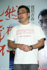 组图：李宗盛桃红衬衫开唱 称林忆莲唱得更好