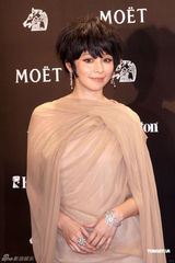 组图：徐若瑄衣服被台风吹起 忧心走光花容失色