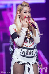 组图：韩团2NE1《M countdown》打榜拿第一