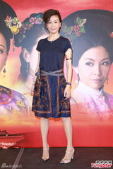 组图：邓萃雯不担心新剧收视 黄德斌横抱伍咏薇