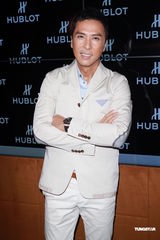 组图：甄子丹避谈赵文卓 纽约遇90岁粉丝