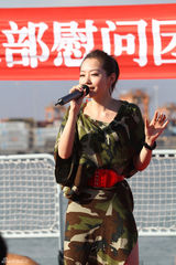 组图：张靓颖献唱舟山舰 英姿潇洒慰问护航官兵 