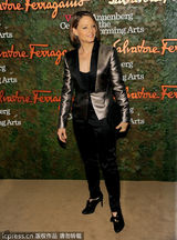 组图：群星亮相表演艺术成就奖 塞隆礼服闪耀