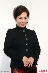 组图：《满月酒》归亚蕾再演“柜儿母”