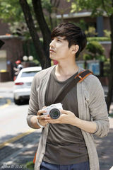 组图：韩国型男元斌代言相机 面对镜头眼神温柔