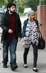 幻灯图集：克里斯蒂娜-阿奎莱拉挽手丈夫亲密逛洛城