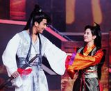 组图：张晓晨李晟穿越秋晚 演绎武侠版“晨晟恋”